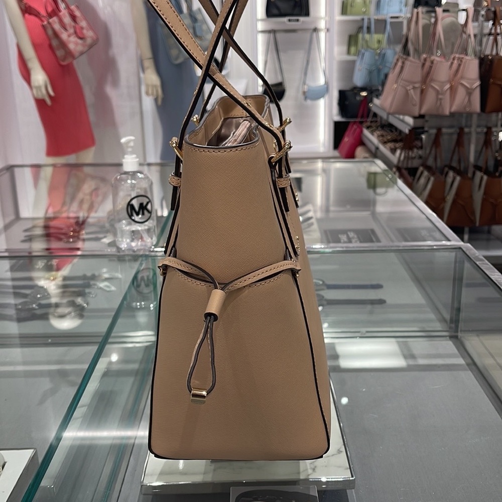 Michael Kors Voyager Small Saffiano Leather Tote Bag
Style#30H1GV6T4T
NWT
OYSTER - Picture 14 of 16